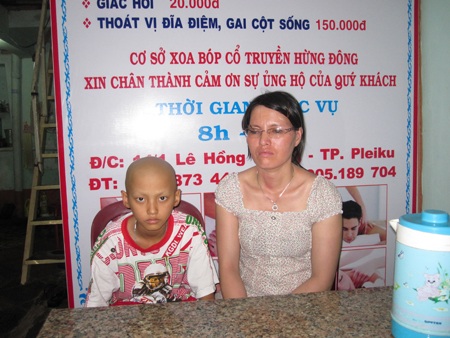 Mẹ khiếm thị chăm con bị ung thư giai đoạn cuối - 1 Vừa làm việc, chị Hấn lại phải chăm con bị bệnh rất vất v