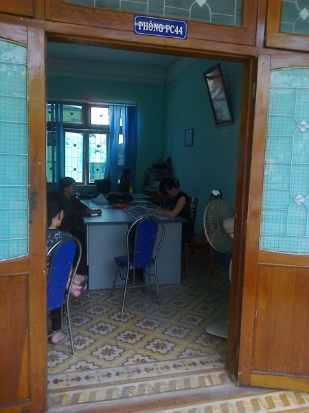 Bà Liễu đang ngồi viết tường trình tại cơ quan công an