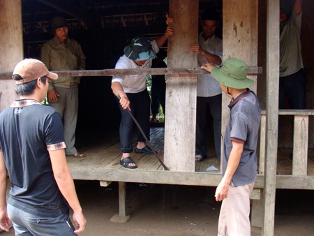 Gần 1.000 dân di dời khẩn cấp khỏi lòng hồ