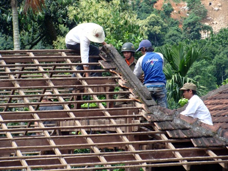 Gần 1.000 dân di dời khẩn cấp khỏi lòng hồ