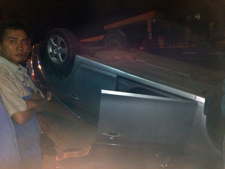 Chiếc xe bị lật ngửa nhưng tài xế không bị thương