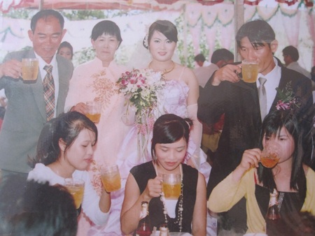 Liên mặc áo cô dâu trong ngày cưới