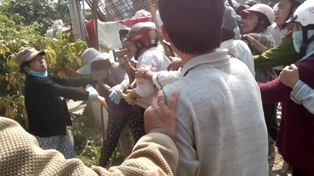 Vụ Chánh Thanh tra Sở Y tế bổ cuốc: Nạn nhân bị u não - 3 Sau đó, ông Hoàng lấy cuốc dí vào mặt chị Trâm.