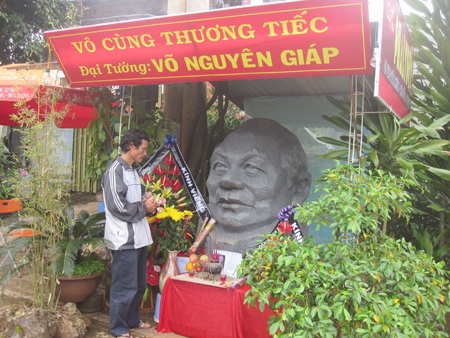 Ông Soái bên tượng chân dung Đại tướng