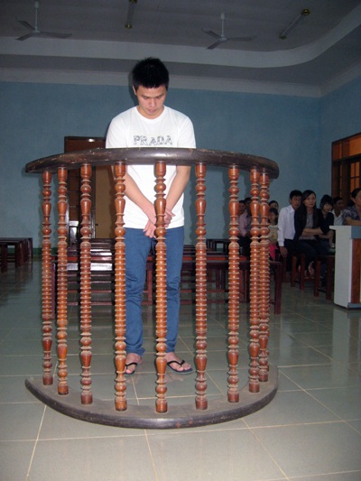 Bị cáo trước vành móng ngựa