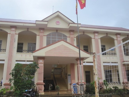 Trụ sở UBND xã xây rất hoành tráng nhưng buổi chiều thường... đóng cửa?