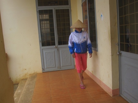 Trang phục của cán bộ xã tên Hiền trong giờ hành chính