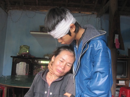 Hai cô giáo bị lũ cuốn: “Sao mẹ không về?” - 3 Mẹ Nga khóc ngất vì nỗi đau mất con