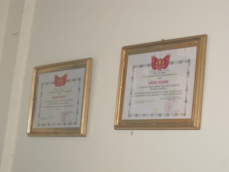 Bằng khen treo đầy tường tại UBND xã Măng Ri, do huyện Tu Mơ Rông khen tặng