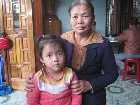 Bé Mai bên bà nội liên tục hỏi mẹ đi đâu? còn bé Nhi đã cùng bác đi nhờ thầy về gọi hồn mẹ