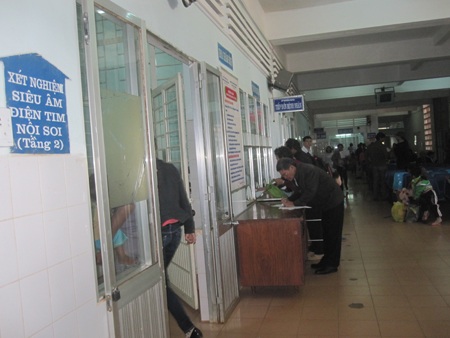 Khắp bệnh viện chẳng thấy đường dây nóng ở đâu ngoài bên trong khoa Hồi sức tích cực- Chống độc