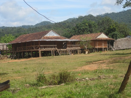 Những ngôi nhà sàn tuyệt đẹp tọa lạc bên núi rừng đang dần bị lãng quên.