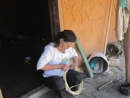 Sống một mình nhưng bà Hnhep vẫn làm tất cả mọi việc như trước đây.