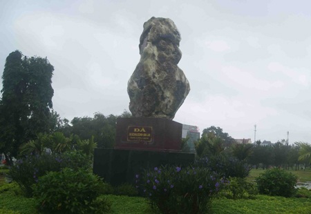 Cục đá của bà Sắc bị tịch thu và sau đó là trưng tại Quảng trường