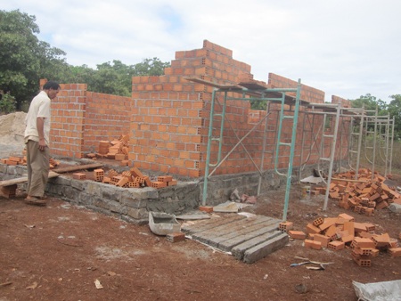 Căn nhà mà tập thể cán bộ, công nhân công ty cao su 74 đang xây tặng gia đình chị Tăm