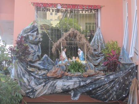 Một hang chúa được dựng cách đây gần 1 tháng báo hiệu mùa Noel sắp đến (Ảnh: Thiên Thư)