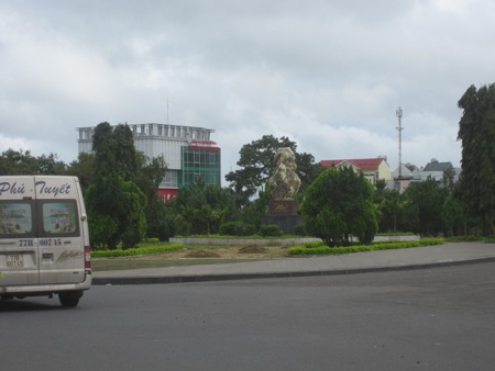 Hòn đá của bà Sắc được trưng bày ở Quảng trường cho mọi người chiêm ngưỡng