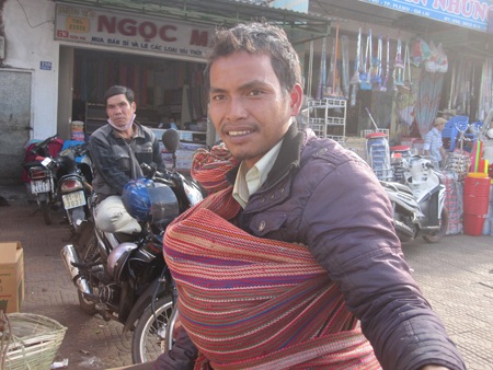 Cuộn tròn trong chiếc địu.