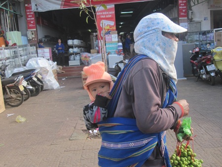 Em bé này ngơ ngác với đôi mắt đầy tò mò nhìn phố phường