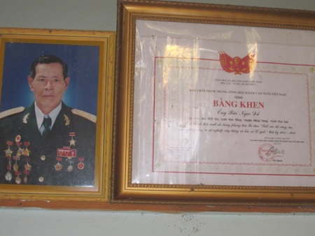 Và anh hùng trong thời bình khi giúp dân đuổi giặc đói