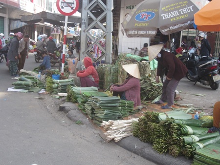 Được bày bán ngay trên mặt đường nhưng ai ai cũng cần ghé vào mua