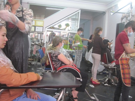 Salon tóc trên đường Phan Đình Phùng tắc nghẽn khách tới làm đẹp
