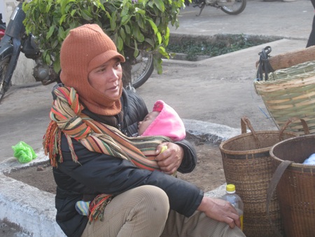 Mặc cho phố phường ồn ào, náo nhiệt, em bé này vẫn ngủ ngon lành trên tay mẹ.