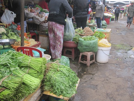 Rau ở chợ Lớn Pleiku giá vẫn cao ngất ngưởng