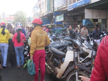 Bãi giữ xe ăn cả ra lòng đường gần 1 nửa