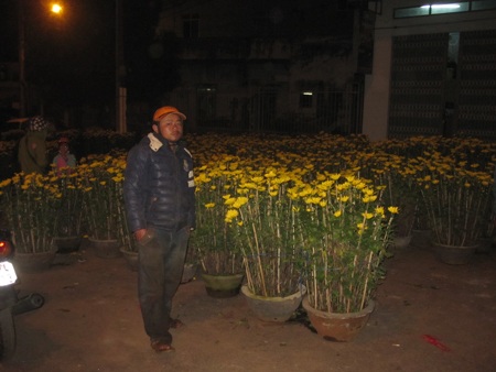 Sắp hết năm nhưng hoa vẫn còn quá nhiều khiến người bán buồn rầu rầu