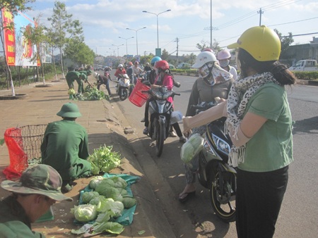 Người dân ghé mua ngày một đông
