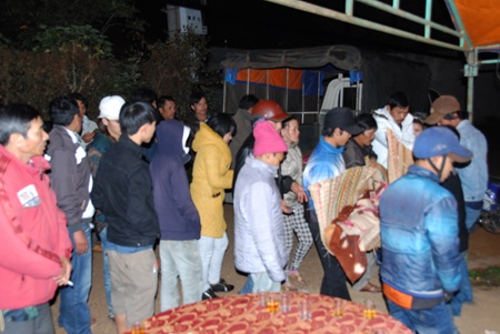 Rất đông người dân chứng kiến tại hiện trường