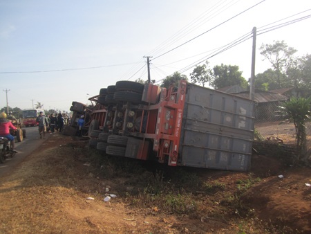 Chiếc xe bị lật ngay bên cạnh nhà dân