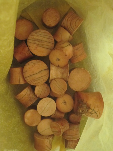 Một chiếc gương đồng thời xưa được anh Hưng sưu tầm