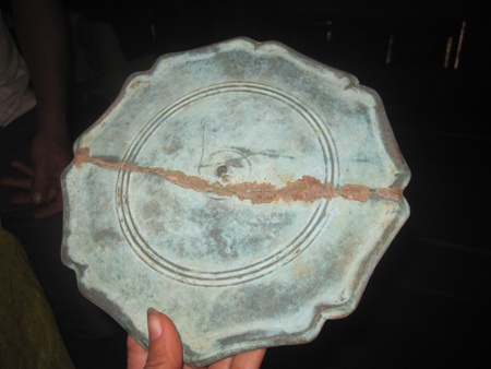 Một chiếc gương đồng thời xưa được anh Hưng sưu tầm