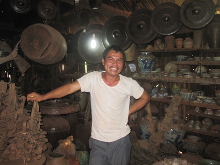 Anh Hưng bên kho đồ cổ của mình