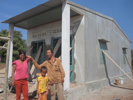 Gia đình chị Tăm hạnh phúc bên ngôi nhà sắp hoàn thành