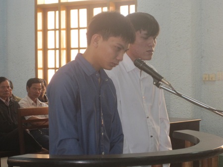 Hai bị cáo trước vành móng ngựa