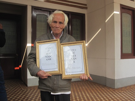 Huyện phớt lờ chỉ đạo của tỉnh, người dân mang bài vị liệt sĩ đi kêu cứu