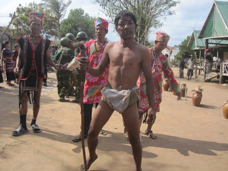 Đi đầu là thằng hề mua vui cho mọi người