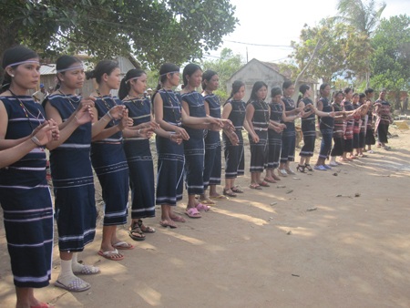 Phụ nữ trong làng lâng lâng trong điệu xoang