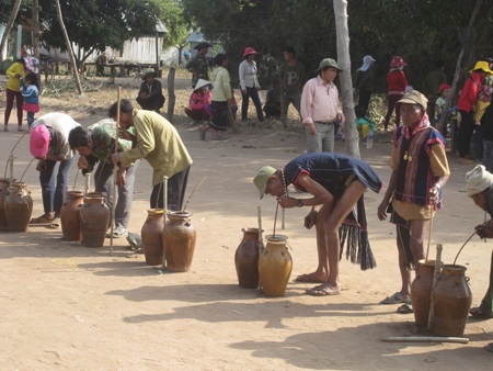 Những người tham gia lễ cúng đi đến từng ghè rượu để thưởng thức rượu của các gia đình