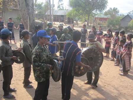Xung quanh là đội cồng, chiêng và những phụ nữ Bahnar nắm tay nhau nhảy xoang