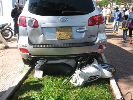 Sau khi làm người khác bị thương, ông Đ. đã bỏ mặc người bị nạn để đi kiếm băng keo dính biển số xe