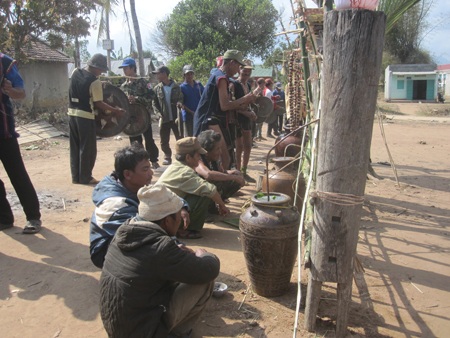 Những người ngồi dưới thì nói chuyện với các hồn ma