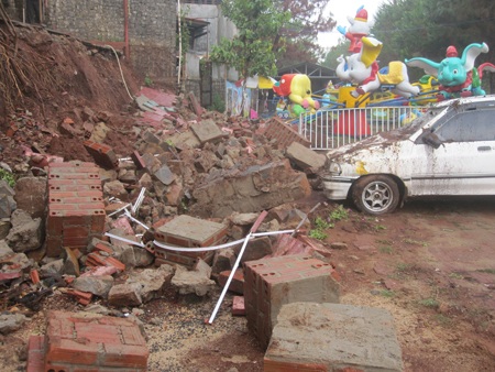 Một bờ bao ở đường Lê Quý Đôn cũng bị đổ sập trong cơn mưa