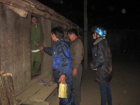 Thầy Phạm Quốc Tuấn cùng đồng nghiệp vào nhà trưởng thôn để cùng đi vận động em Nhuốc đến trường.