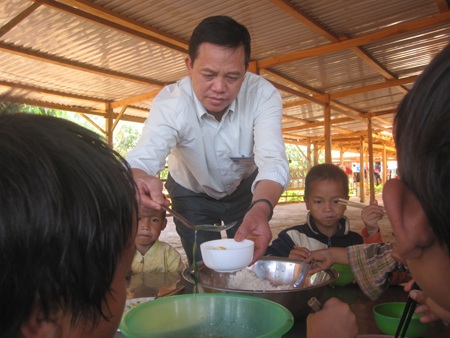 Thầy Tuấn lấy cơm cho học sinh nhỏ nhất trường 