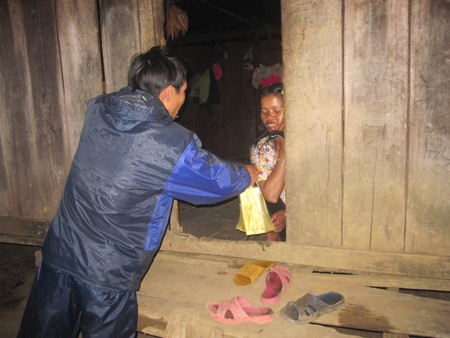 Thầy giáo tặng sữa cho mẹ Nhuốc để động viên em đến trường học