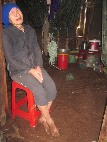 Bà Phòng khóc sợ kể lại lúc mưa, đất, đá dồn về ngôi nhà ọp ẹp của bà